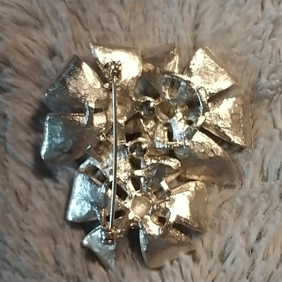 Vintage silver flower rhinestone brooch pin - Picture 2 of 2